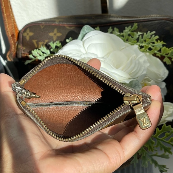Authentic LOUIS VUITTON
Monogram Key Pouch pre-owned - Picture 7 of 16